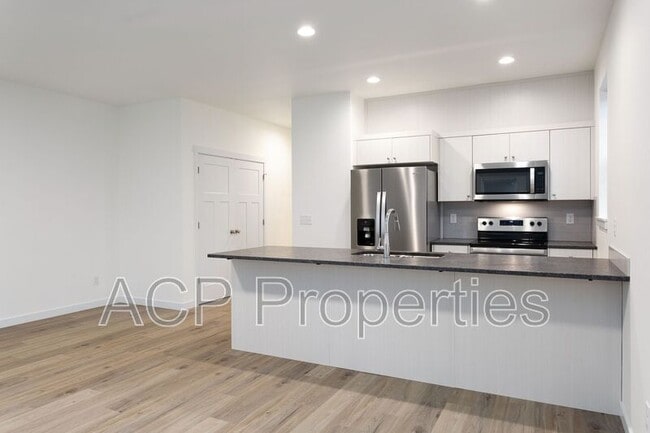 Building Photo - 2284 Brome St