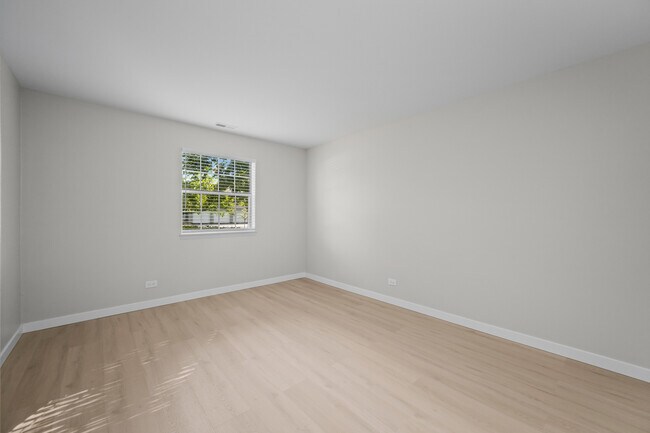 Building Photo - 556 E Shag Bark Ln