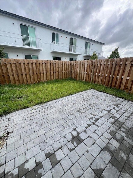 Building Photo - 714 SE 13th Ct