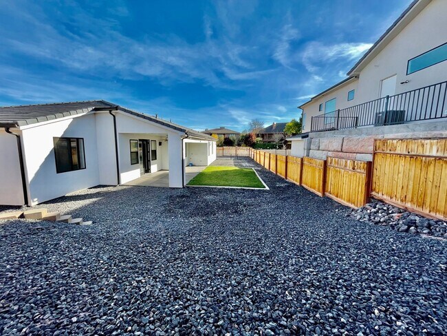 Building Photo - Wonderful Pet-Friendly Home in Overlook @ ...