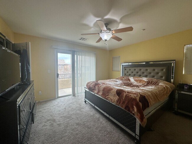 Building Photo - 3-bedroom, 2.5-bathroom home in Henderson