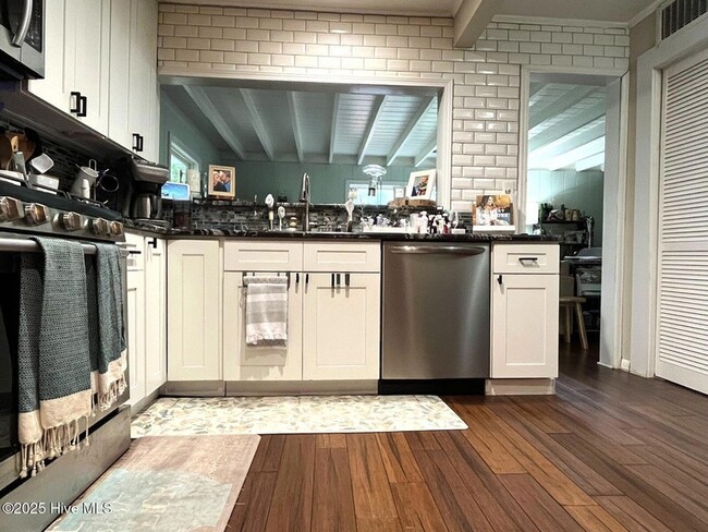 Building Photo - 375 Midland Rd