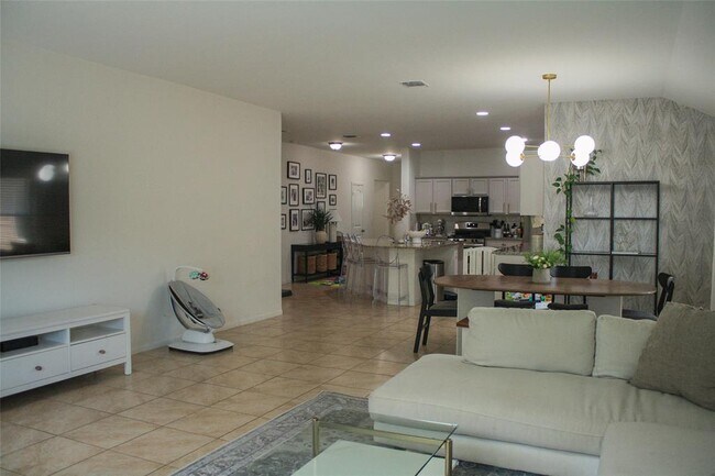 Building Photo - 2209 Bettylou Ln