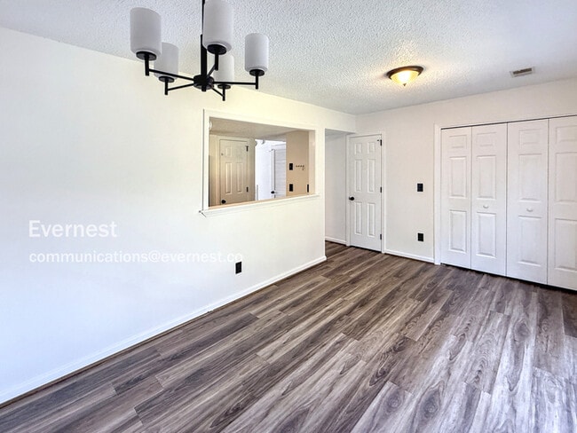 Building Photo - 2227 Cheshire Dr