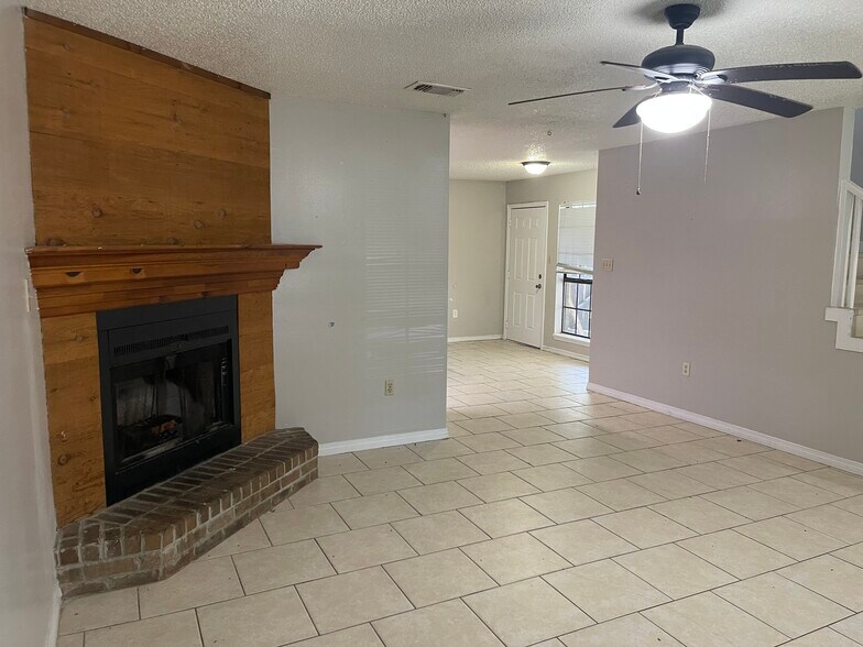 Building Photo - 16034 Norwick Ave