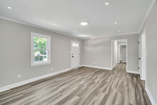 Building Photo - 120 Abbotsford Dr