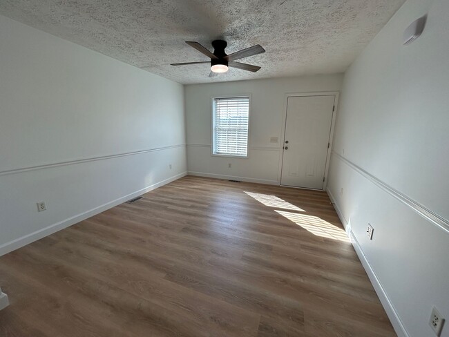 Building Photo - Candler - Recently Renovated Apt Ready for...