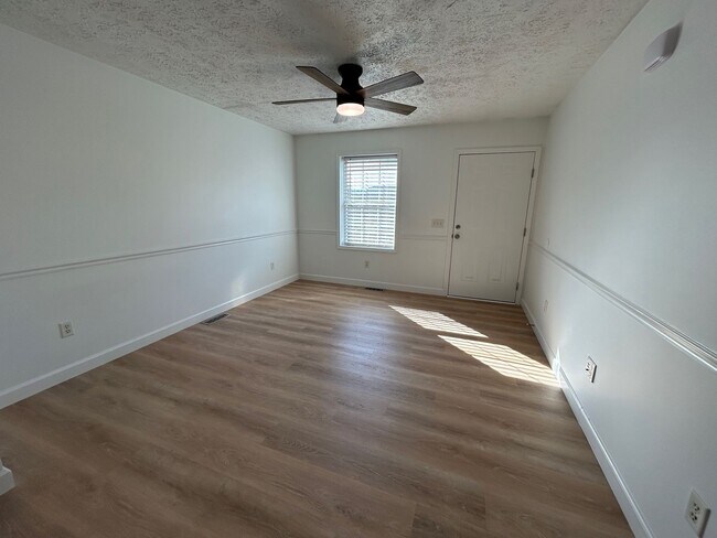 Building Photo - Candler - Recently Renovated Apt Ready for Occupancy!