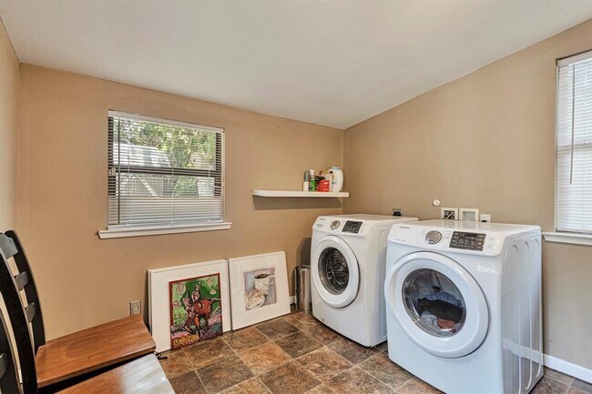 Building Photo - 1715 W St Johns Ave