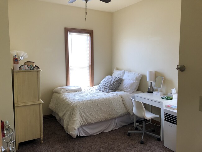 Building Photo - 1730 W Kilbourn Ave