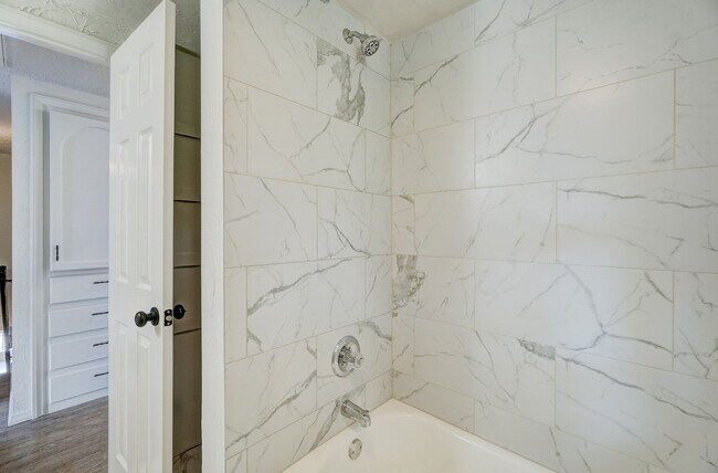 Building Photo - Spacious 4-Bedroom Home with Modern Amenities & Ideal Location Near Lake Hefner in OKC!