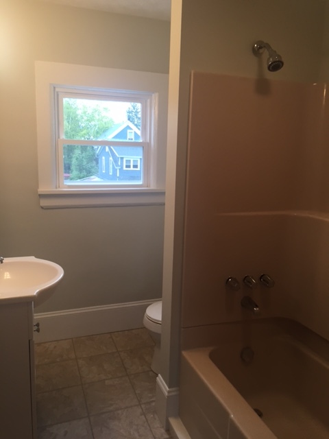 Bathroom - 905 Schuyler St