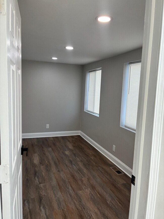 Building Photo - 2721 Woodbridge Ave