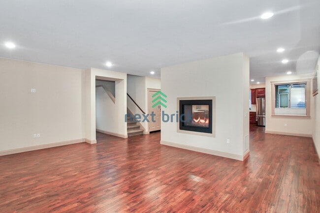 Building Photo - 4 BED & 2.5 BATH TOWNHOUSE FOR RENT