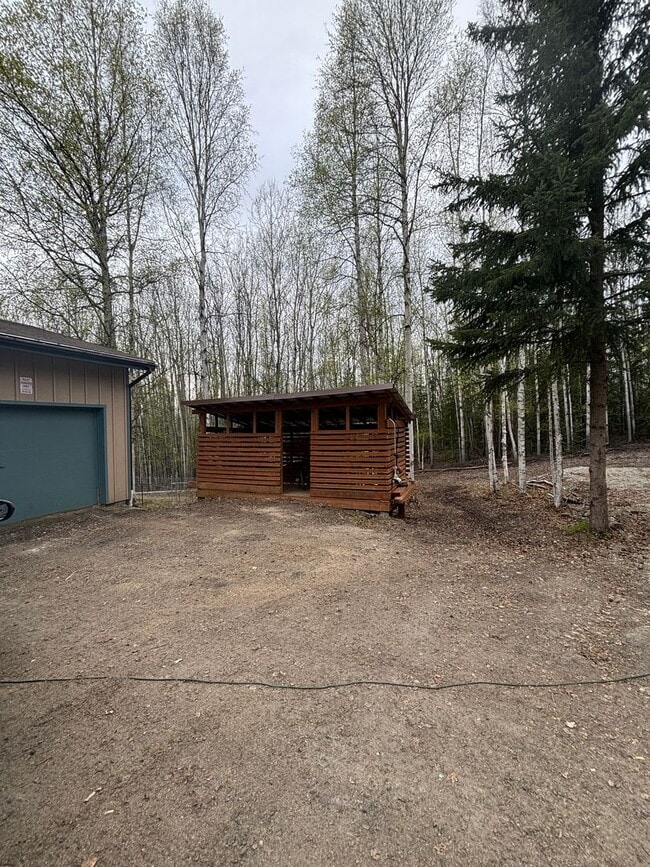 Building Photo - Huge fenced in yard / 2 car garage