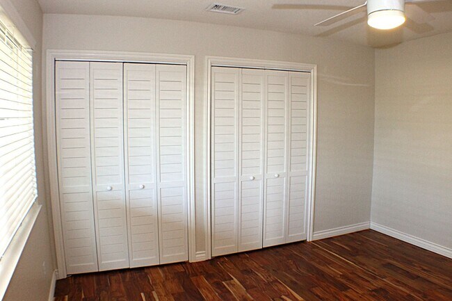 Building Photo - Stunning 3 bed, 2 bath Townhome for Rent.