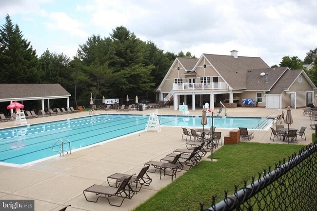 Building Photo - 913 Hillside Lake Terrace