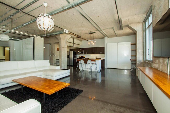 Building Photo - 825 E 4th St