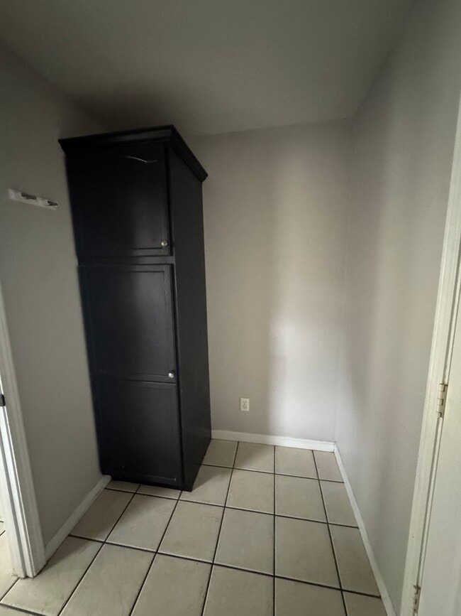 Building Photo - 3/2 In Bay Available now
