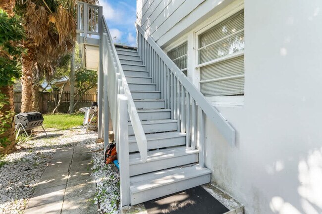 Building Photo - 215 Oleander St