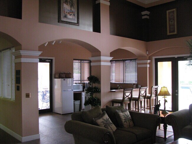 Building Photo - 161 SW Palm Dr
