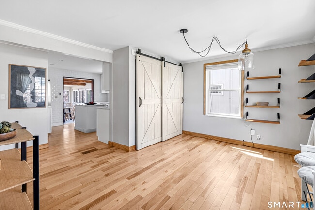 Building Photo - 855 Riverside Dr