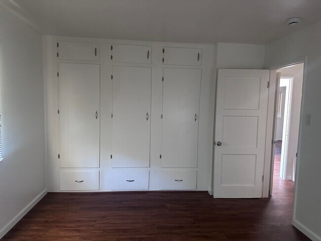 Building Photo - Charming Two Bedroom / One Bath Home! Very Spacious W/ Tons of Character!