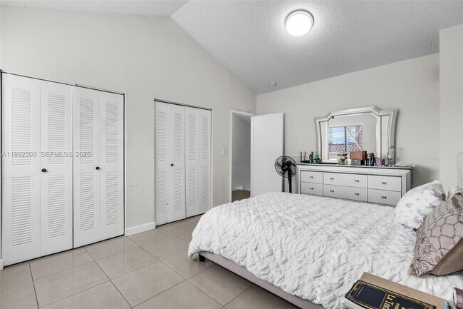 Building Photo - 2740 W 63rd St