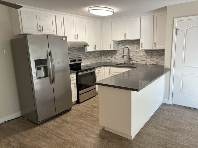 Building Photo - Beautiful 2Br/1Ba Condo by the Beach