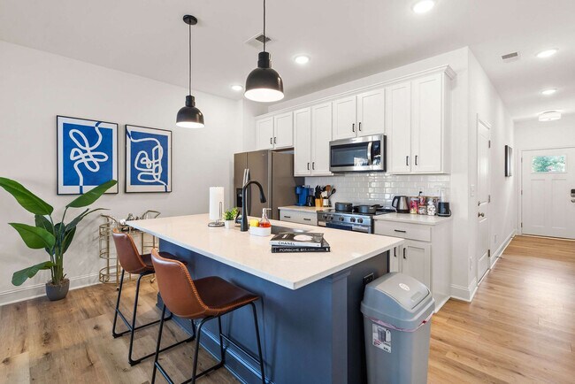 Building Photo - 8021 Brightside Dr