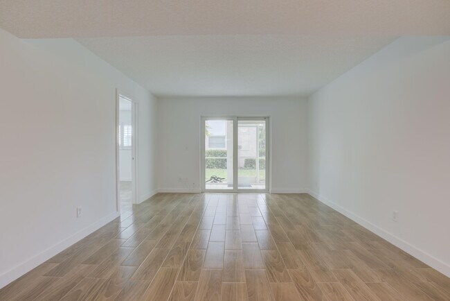 Building Photo - 18081 SE Country Club Dr