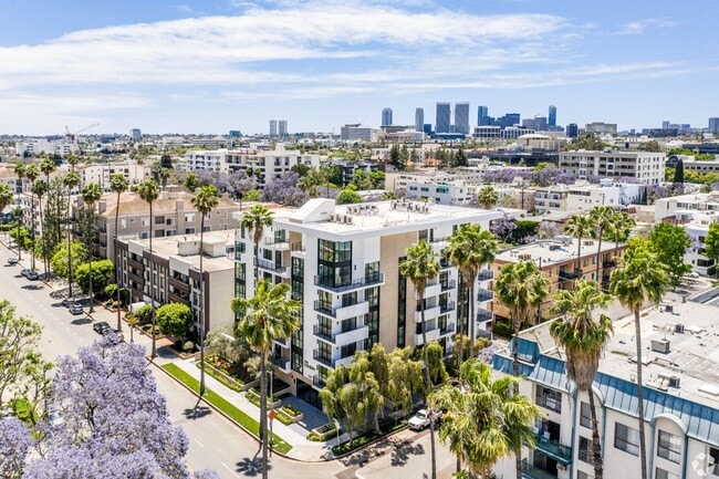 Building Photo - 105 S Doheny Dr