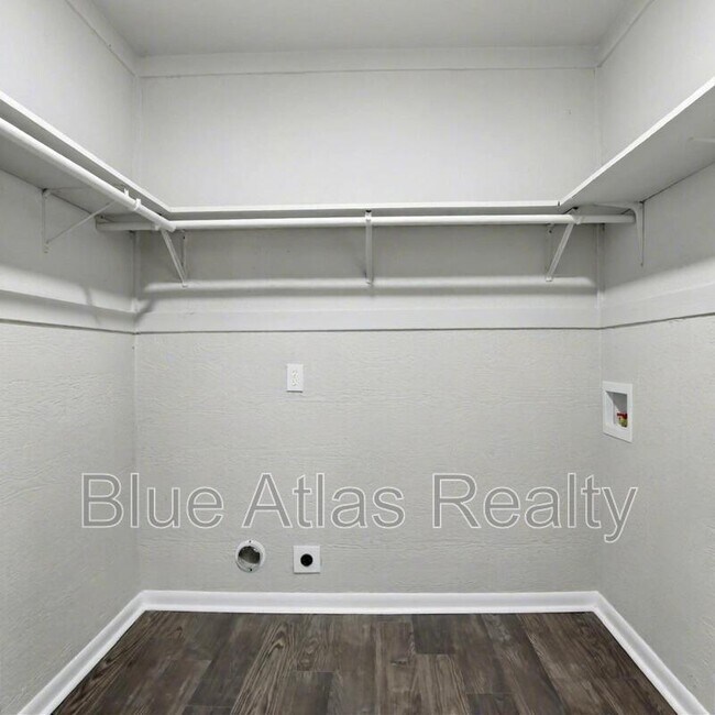 Building Photo - 1613 Continental Dr