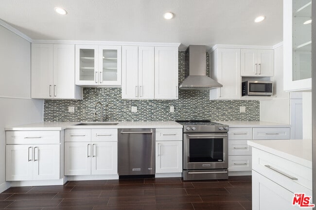 Building Photo - 6824 Las Olas Way