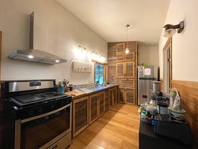 Building Photo - 60 W Puyallup Dr