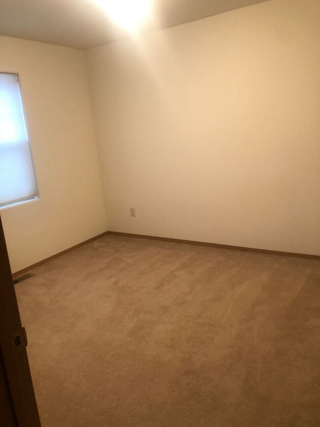 Building Photo - 3 Bedroom / 2 Bathroom Townhouse – Pet Fri...