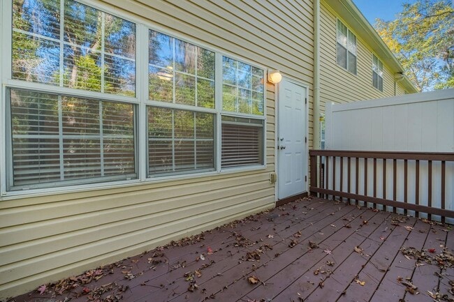 Building Photo - Spacious 3 Bedroom Townhome with Fireplace & Deck