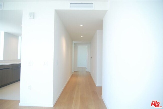 Building Photo - 889 Francisco St