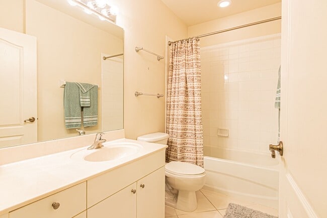 Building Photo - Peaceful Preserve-View Condo in Gated Blue Heron