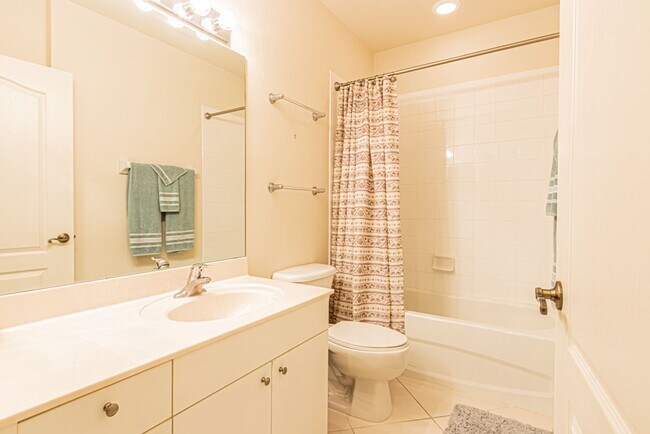 Building Photo - Peaceful Preserve-View Condo in Gated Blue...