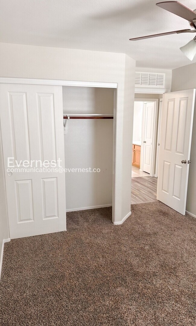 Building Photo - 2 Bed/2 Bath Home with Fenced Yard & Garage / Available Now!