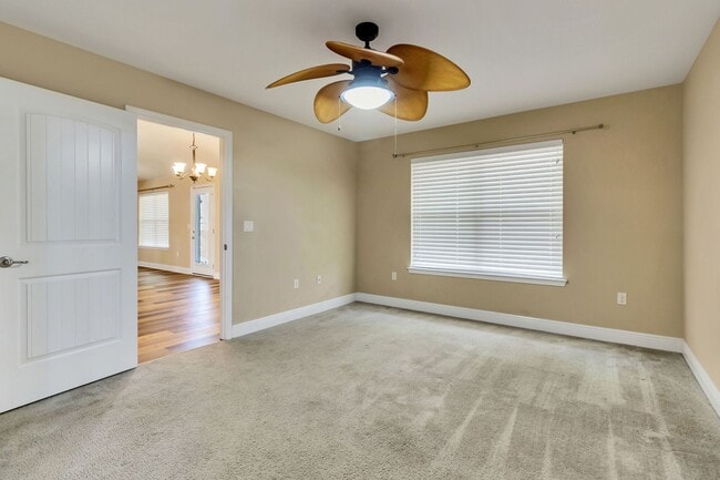 Building Photo - 4 Bedroom in Gulf Breeze!!