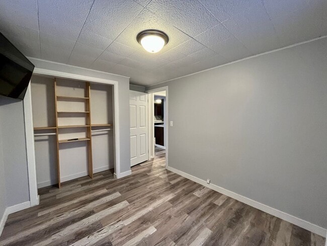 Building Photo - Dog friendly 2 bedroom home in town