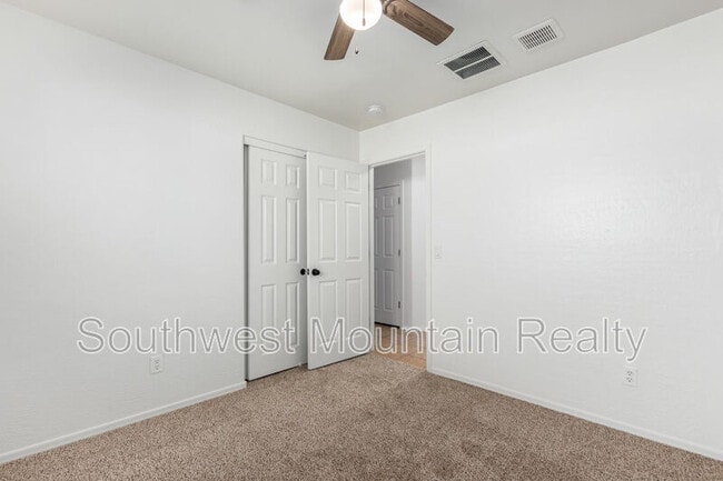 Building Photo - 1140 E Oak Rd