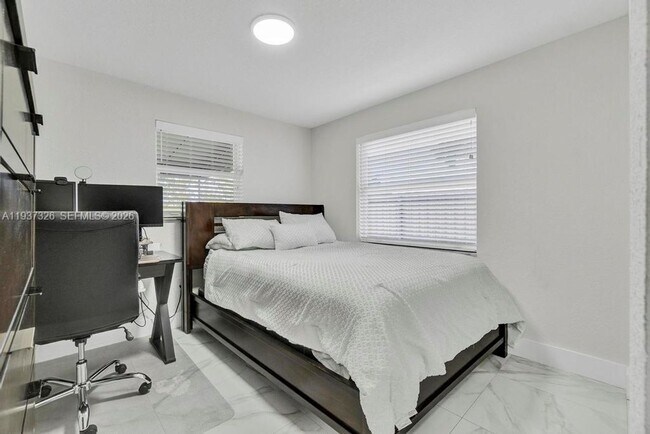 Building Photo - 6470 SW 27th St