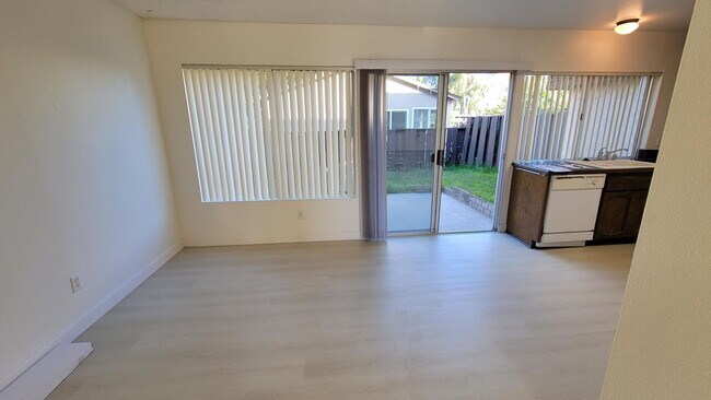 Building Photo - 3BD/1.5BA Condo in Oceanside!