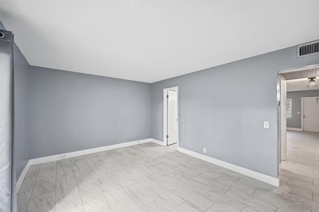 Building Photo - 436 Fanshaw K