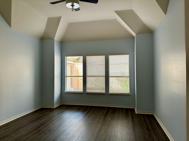 Building Photo - 928 Falcon Dr