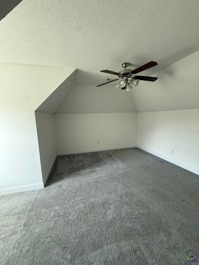 Building Photo - 136 Roseine Dr