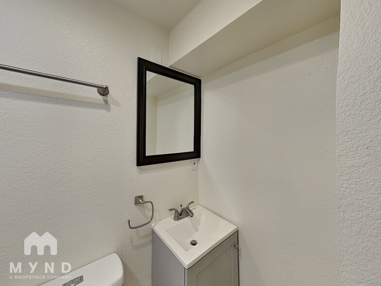 Building Photo - 1260 S Hudson St